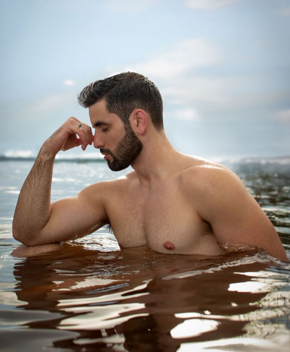 Ex-BBB Matteus Amaral agita fãs com ensaio fotográfico no Rio Negro, em Manaus
