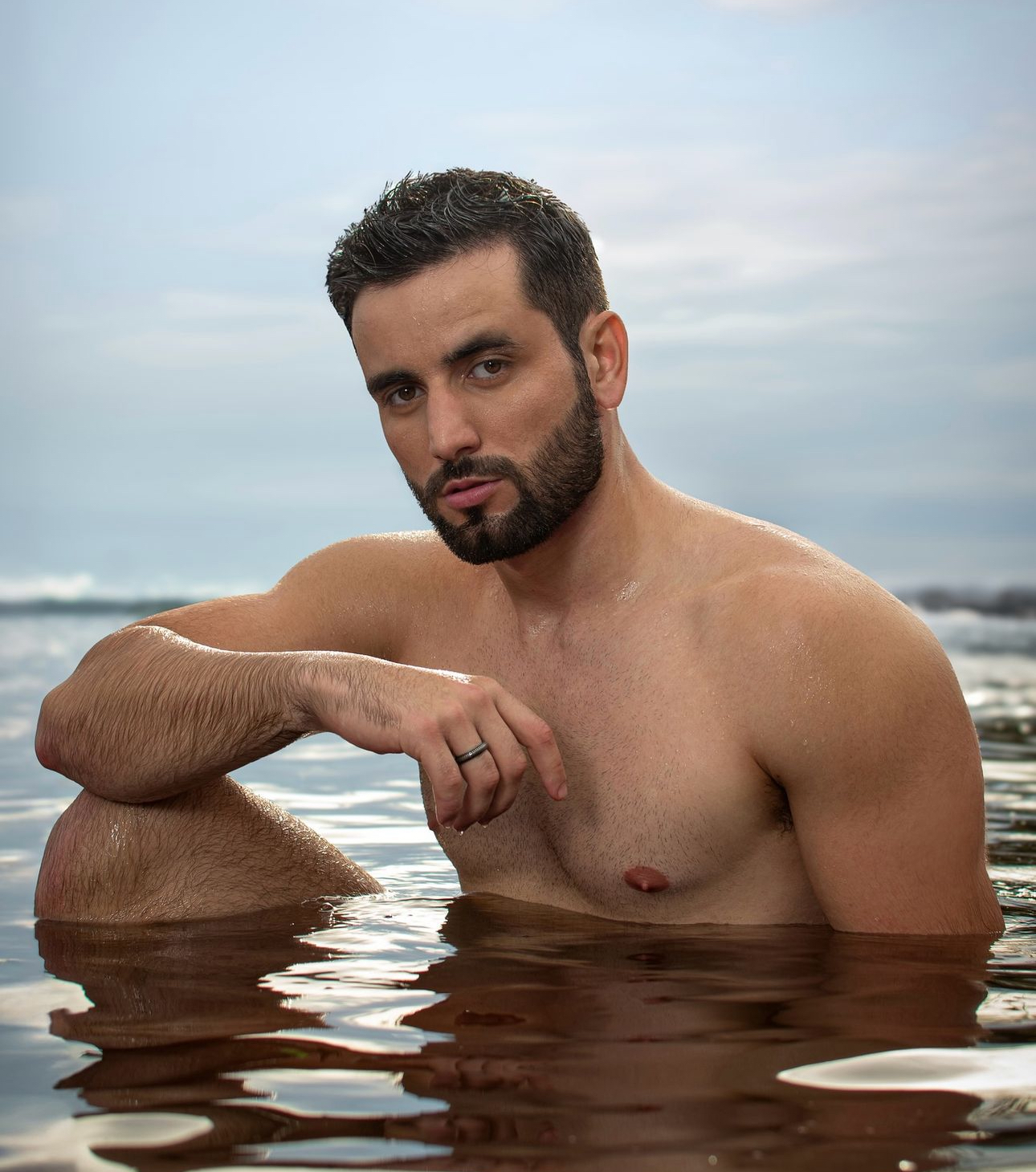 Ex-BBB Matteus Amaral agita fãs com ensaio fotográfico no Rio Negro, em Manaus