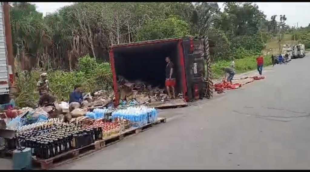 Assista: Vídeo mostra carreta tombada após acidente na AM-010
