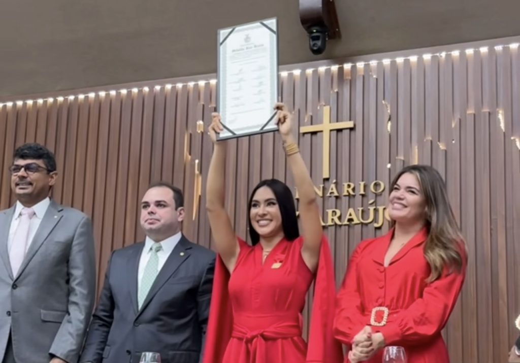 Isabelle Nogueira recebe Medalha Ruy Araújo na Assembleia Legislativa do Amazonas