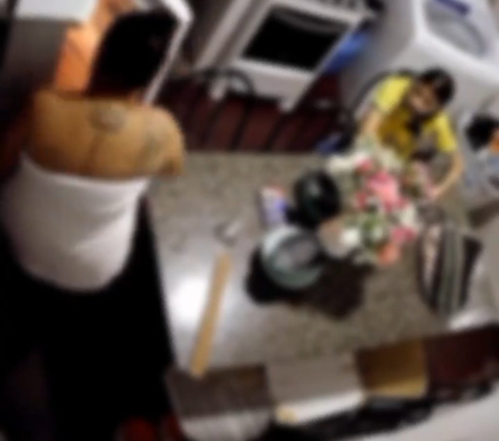 Vídeo: Madrasta é filmada ao agredir enteada no bairro Compensa em Manaus