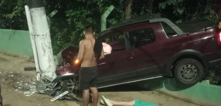 Picape invade calçada, atinge poste e motorista fica ferido no São Jorge em Manaus
