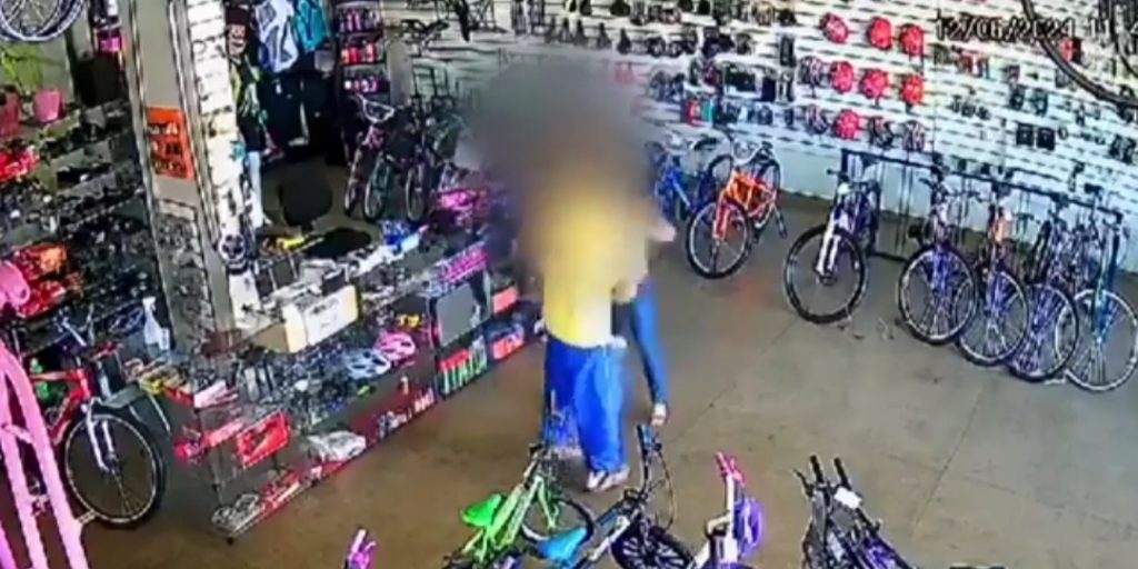 Vendedora expulsa com chute homem que tentou furtar celulares em loja; assista
