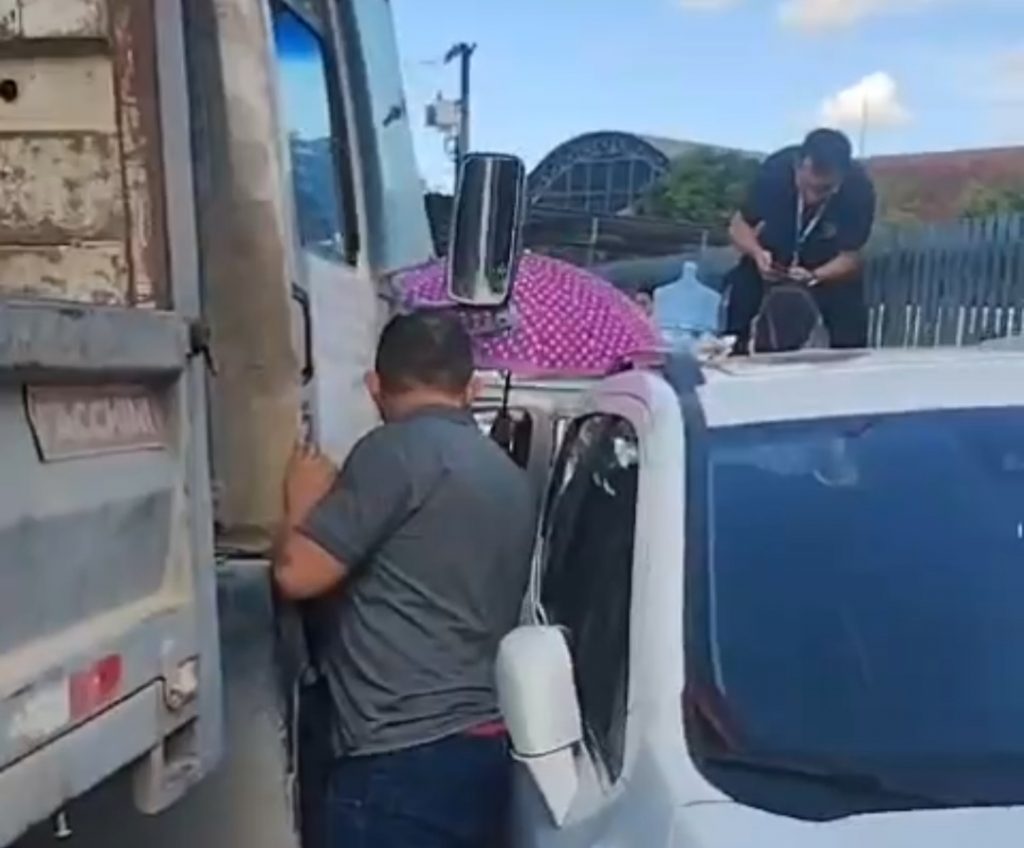 Motorista de caçamba dorme no volante e atropela adolescente na frente de escola em Manaus