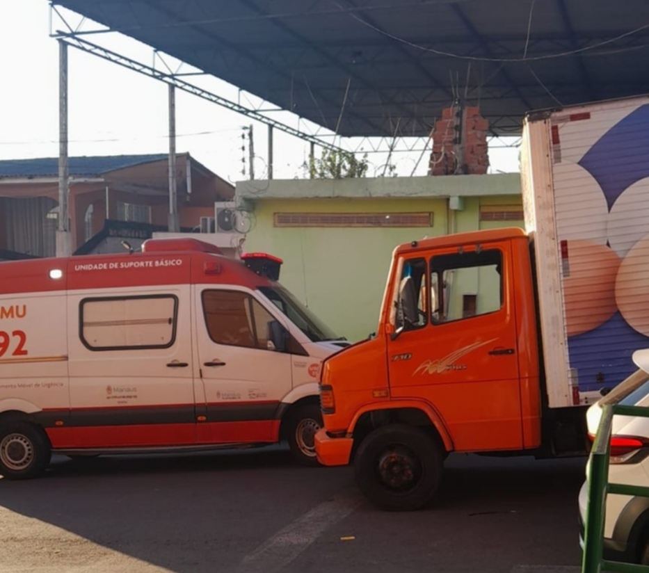 Acidente entre caminhão e motocicleta deixa três feridos em Manaus