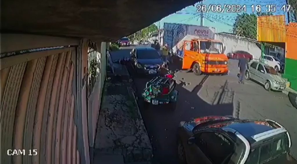 Vídeo: Família é atingida por caminhão durante acidente no Petrópolis em Manaus