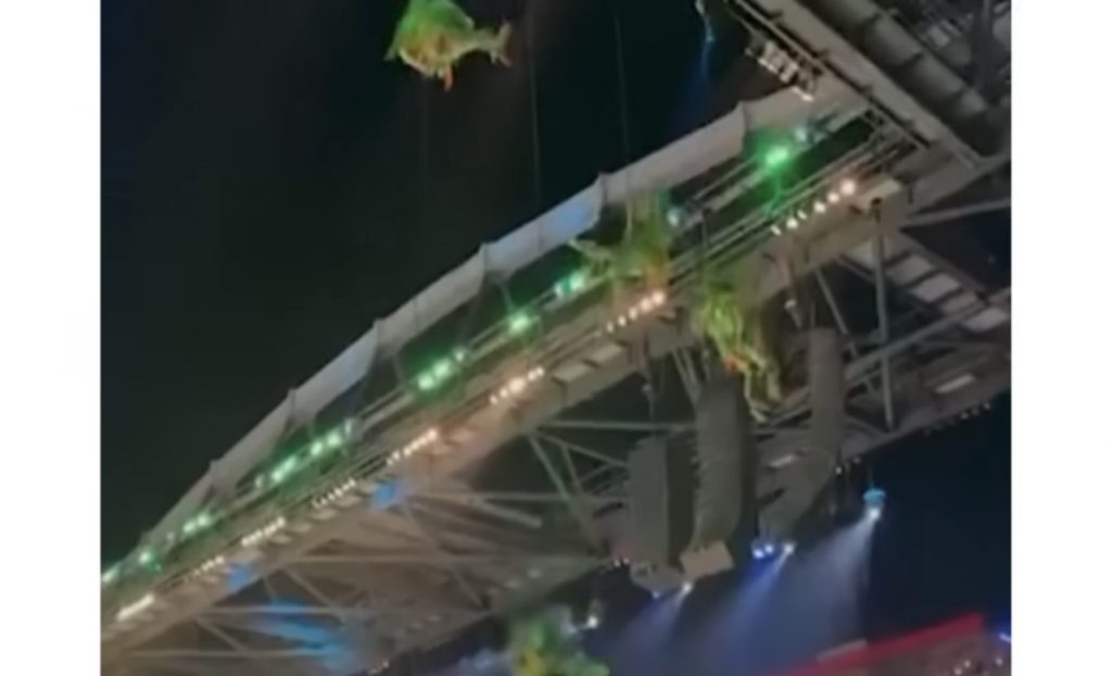 Assista: Dançarino do Boi Caprichoso despenca durante apresentação no Festival de Parintins