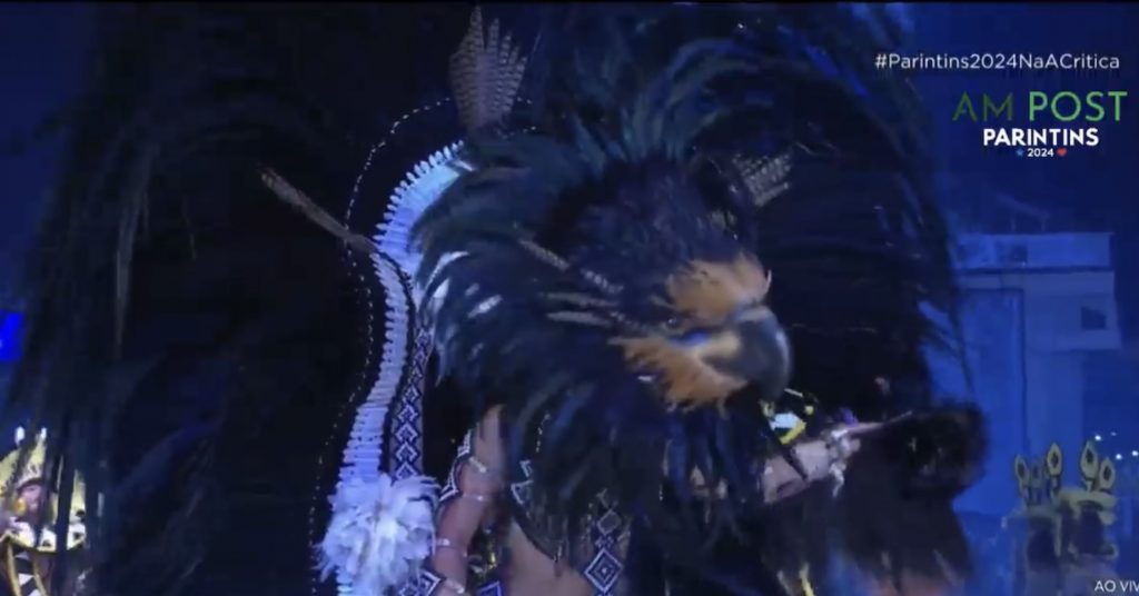 Assista: Cunhã do Caprichoso se transforma em águia e impressiona público do Festival de Parintins