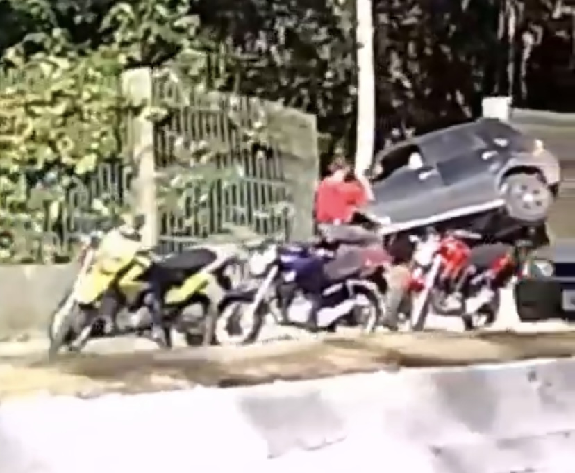 Carro destrói muro da Ufam após sair da pista em grave acidente em Manaus; assista