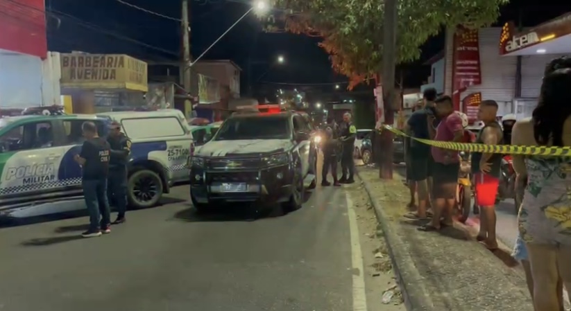 Vídeo: Homem é executado com tiro na cabeça enquanto abastecia motocicleta na Zona Leste de Manaus