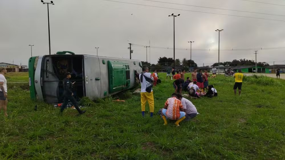 Ônibus com quadrilha caipira do Amazonas tomba na BR-174
