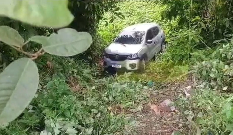 Após atropelar idoso, motorista de app é espancado e tem carro jogado em área de mata em Manaus; assista