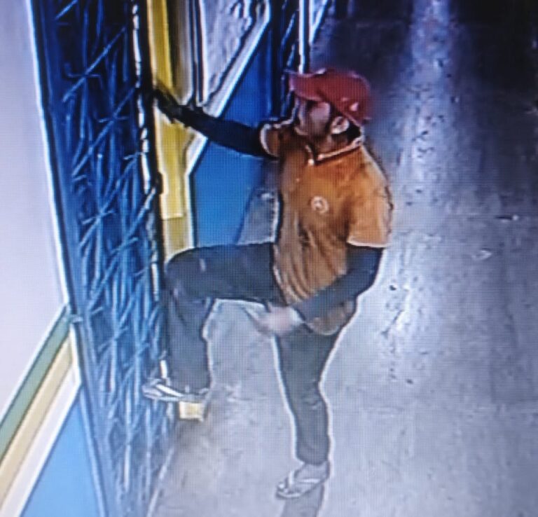 Homem é flagrado ao roubar televisão de escola em Manaus; assista