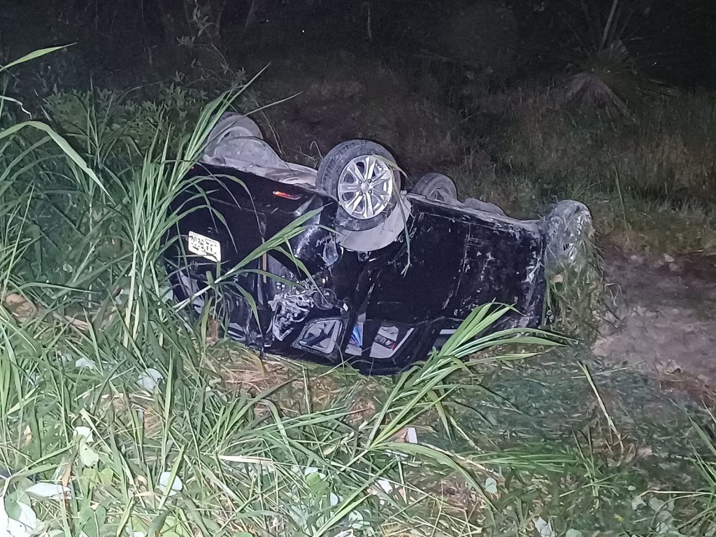 Motorista é arremessado durante acidente de carro em Manaus