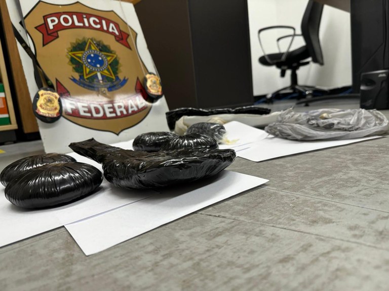 Mulher é presa com drogas nas partes íntimas em aeroporto