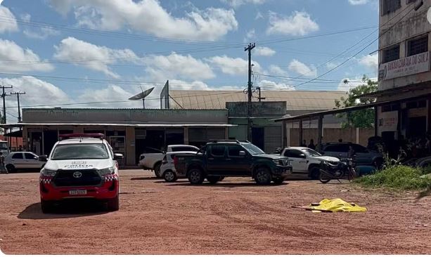 Homem se desequilibra e morre com cabeça esmagada por carreta