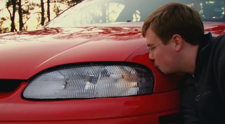 homem se casa com carro