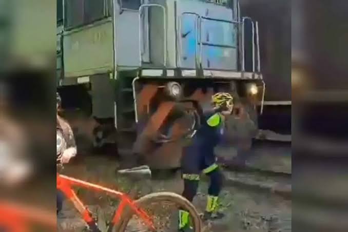 Vídeo: Ciclista é atingida por trem e quase tem cabeça esmagada ao tirar selfie próximo aos trilhos