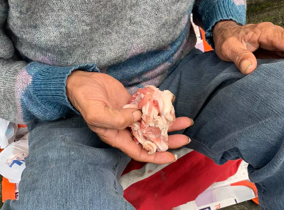 moradora de rua comendo cérebro de homem