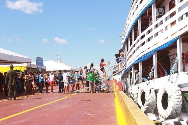 Vista do Porto de Manaus Roadway com embarcações atracadas no Rio Negro durante operação de embarque de passageiros.