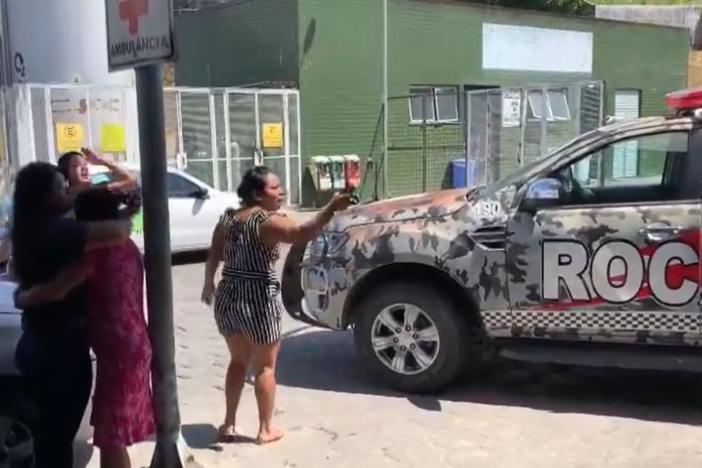 Vídeo: Familiares protestam contra polícia após motorista de aplicativo ser morto durante operação em Manaus