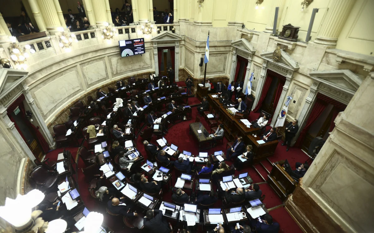 Senado da Argentina aprova pacote de reformas de Milei após confrontos