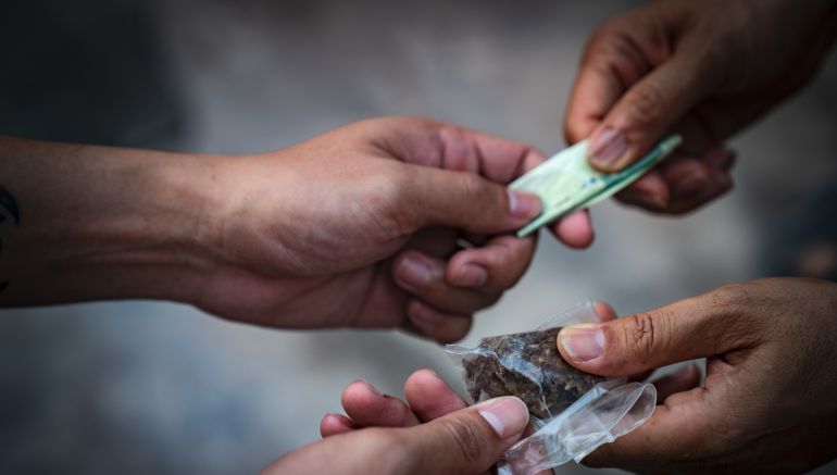 Jovem é brutalmente espancado por dívida com o tráfico de drogas em Manaus