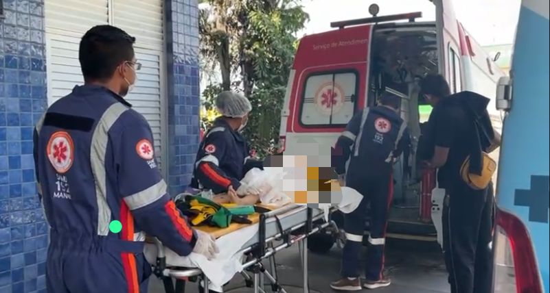 Vídeo: Criança fica gravemente ferida em acidente entre carro e moto no Cidade de Deus em Manaus