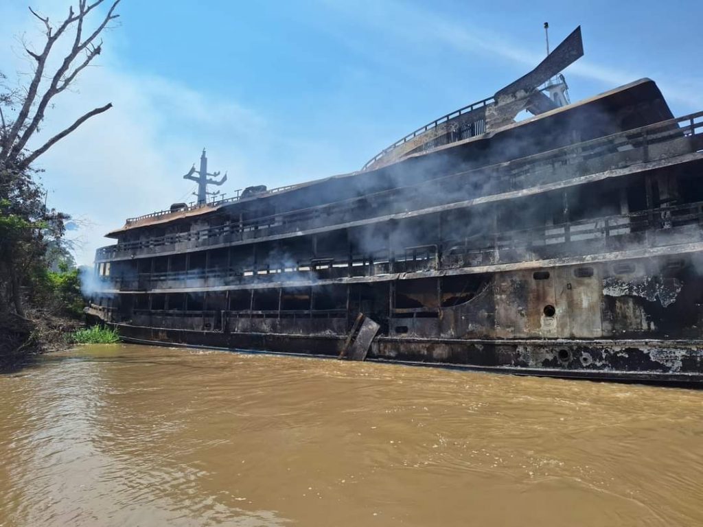 Sobe para quatro o número de mortos em incêndio em embarcação no Rio Solimões no AM; 183 pessoas sobreviveram