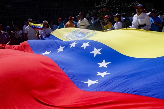 Urnas são fechadas na Venezuela e resultado da votação sai nas próximas horas