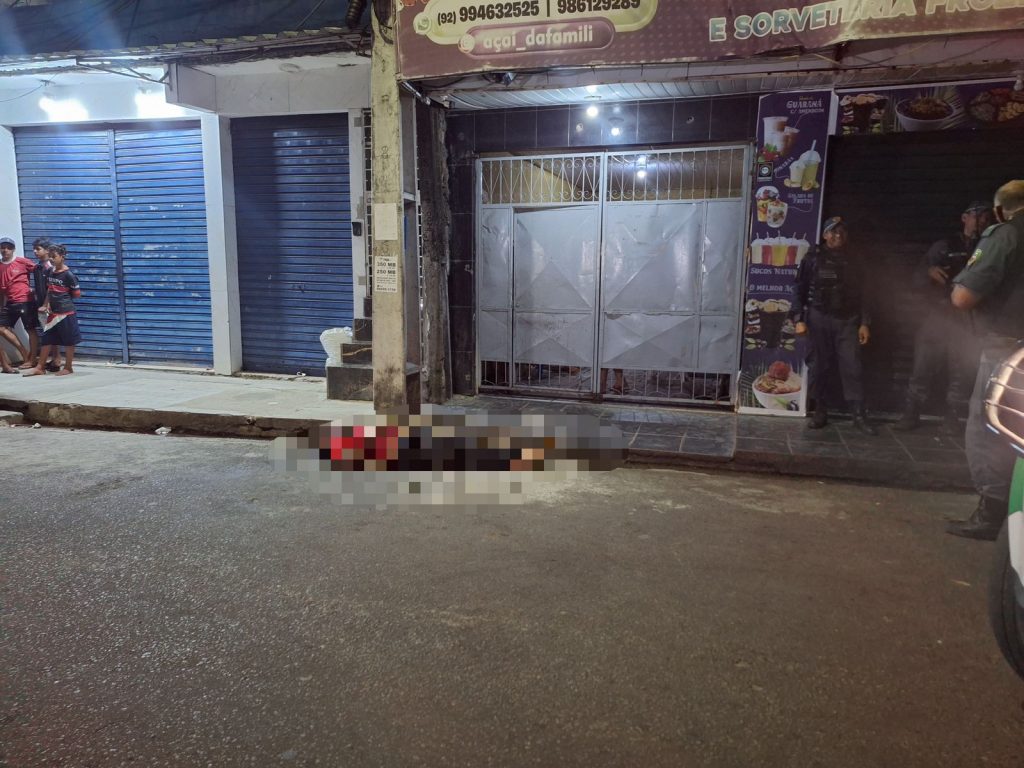 Homem é assassinado a tiros por ‘pistoleiros’ em moto no Novo Aleixo em Manaus