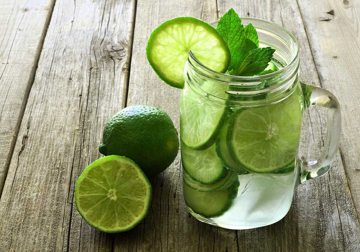 Beber água morna com limão em jejum ajuda a perder peso