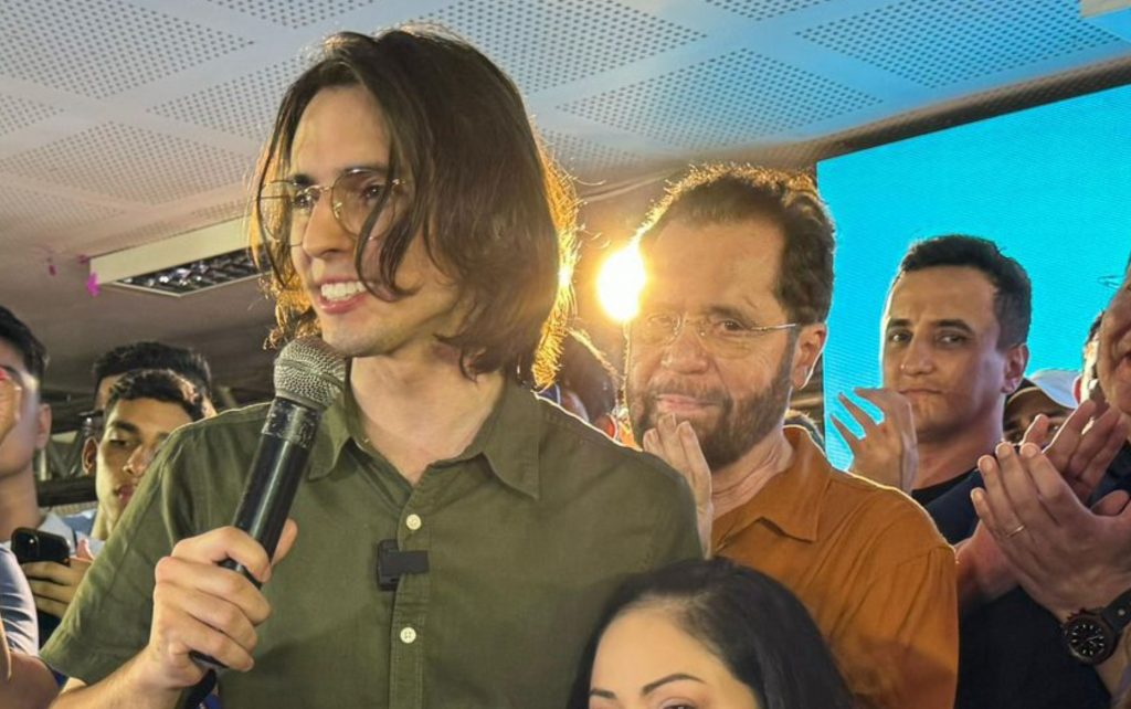 Pesquisa eleitoral e merda é a mesma coisa', diz Plínio Valério em convenção de Amom em Manaus