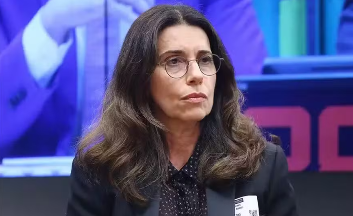 Ex-diretora da Americanas chega ao Brasil e entrega passaporte à PF