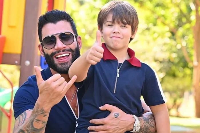 Gusttavo Lima se pronuncia sobre vídeo do filho de 7 anos dirigindo carro da família