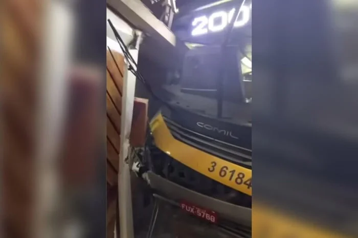 Homem mata motorista com tiro na cabeça após discussão dentro de ônibus