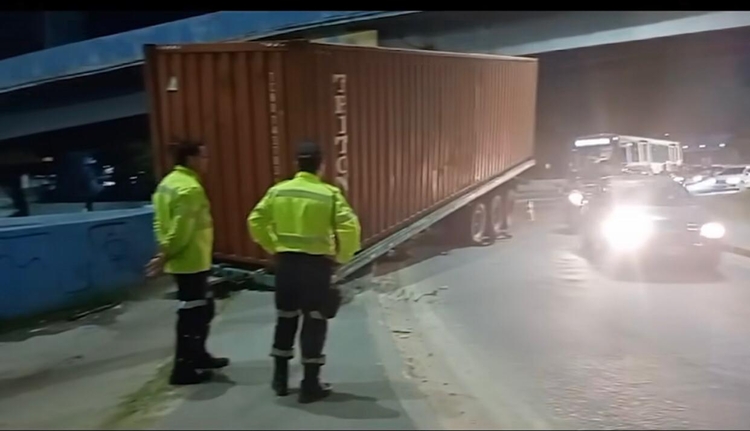 Container se desprende de carreta e causa transtornos no trânsito da Zona Leste de Manaus