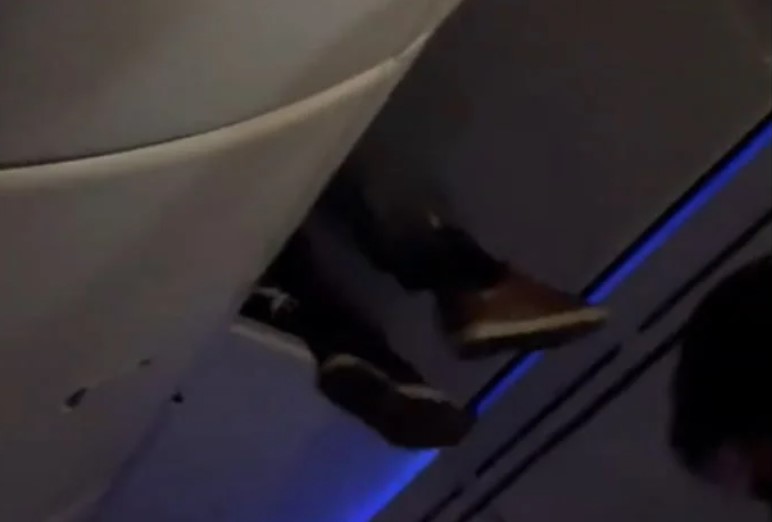 Vídeo: passageiro é resgatado de teto de avião após turbulência