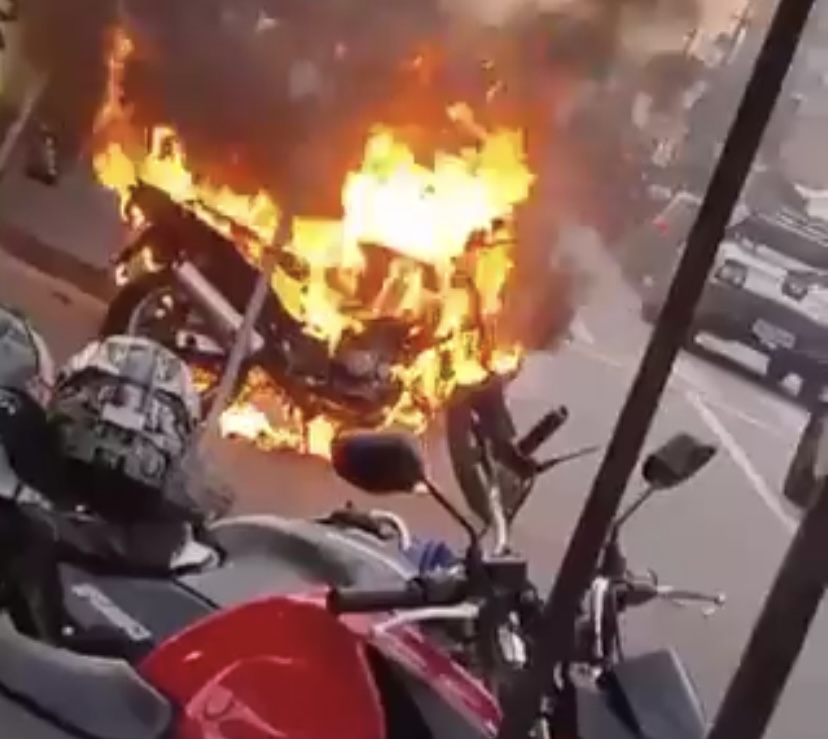 Vídeo: Motocicleta pega fogo no conjunto Manôa em Manaus
