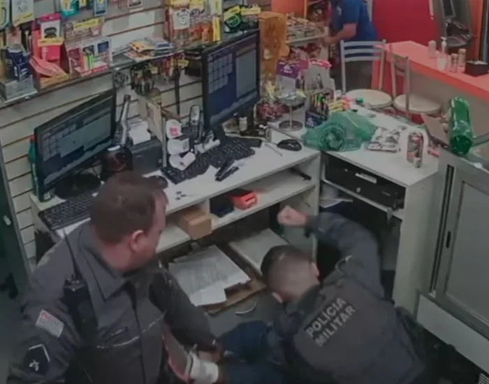 Suspeitos tentam agredir PMs e acabam espantados durante assalto; veja