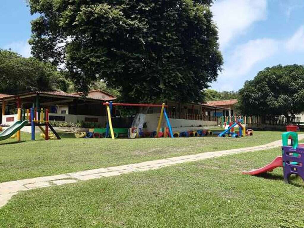 Professora de creche amarra mãos e cola boca de criança