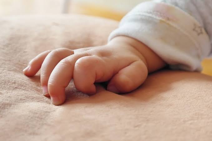 Bebê de sete meses morre após ser estuprado pelo próprio pai