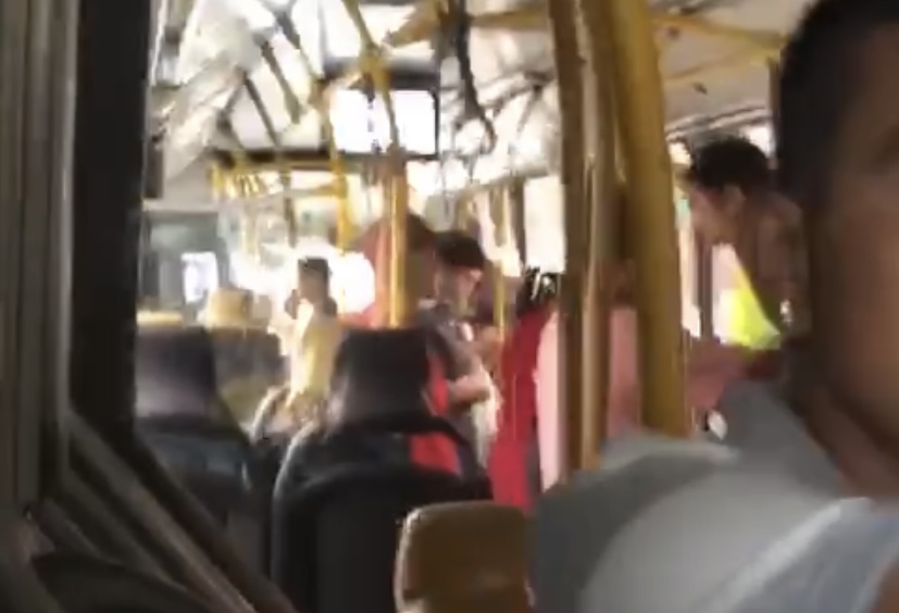 Vídeo: Passageiro é esfaqueado durante assalto em ônibus da linha 560 em Manaus