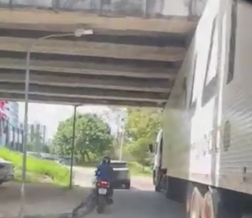 Vídeo: Carreta engata em alça de acesso de retorno no Parque dos Bilhares em Manaus