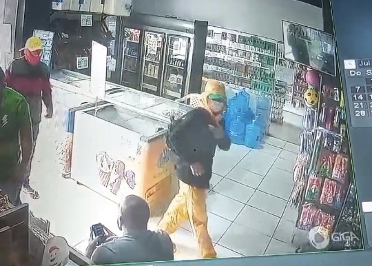 Vídeo: Criminosos roubam quase R$ 15 mil de supermercado em Itacoatiara no AM