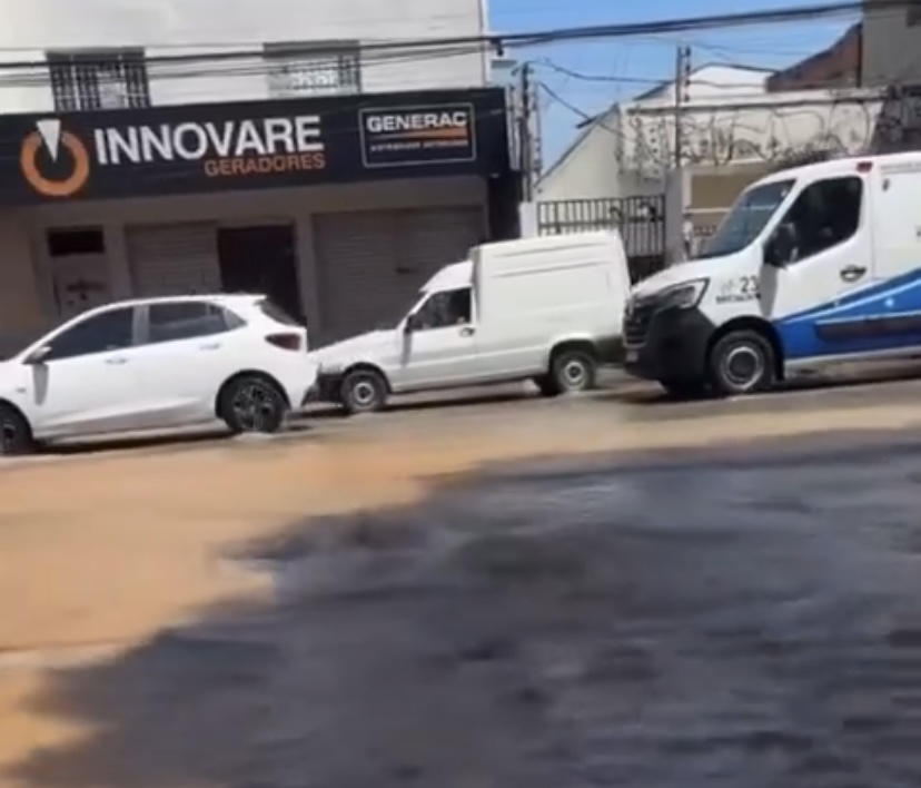 Avenida fica alagada e bairros ficam sem água após rompimento de tubulação em Manaus; assista