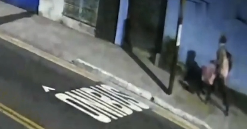 Homem esfaqueia a ex-companheira até a morte e joga as roupas dela em bueiro; veja