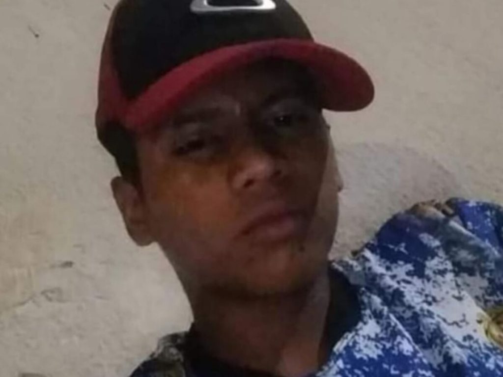 Mãe mata o filho adolescente após o menino dizer que a odiava