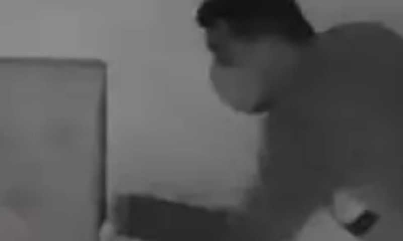 Vídeo: Criminoso invade e furta casa enquanto casal e bebê dormem