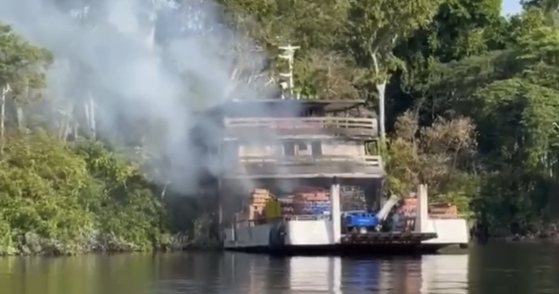 Corpos de vítimas de incêndio no Rio Negro são levados para Santa Isabel do Rio Negro no AM
